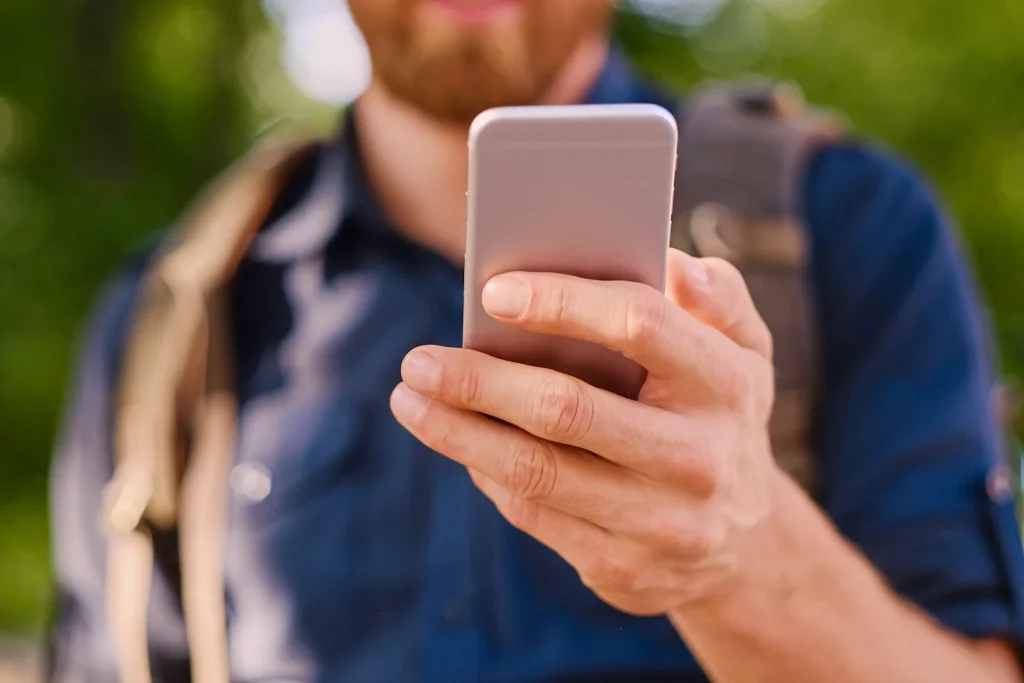 homme avec un téléphone